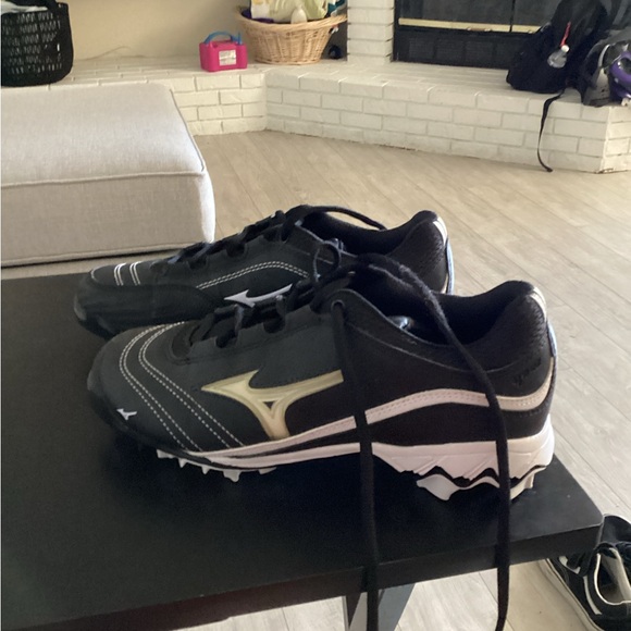 Mizuno women’s cleats - Picture 3 of 3